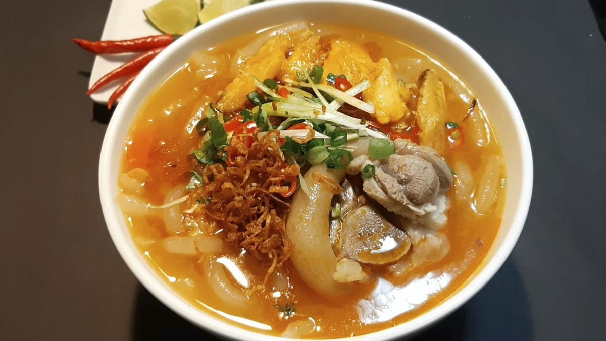 Bánh canh cua Sài Gòn nổi tiếng với thịt cua chắc ngọt